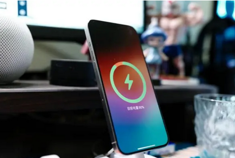老新镇苹果15换屏服务分享用什么充电器给iPhone15充电更好 